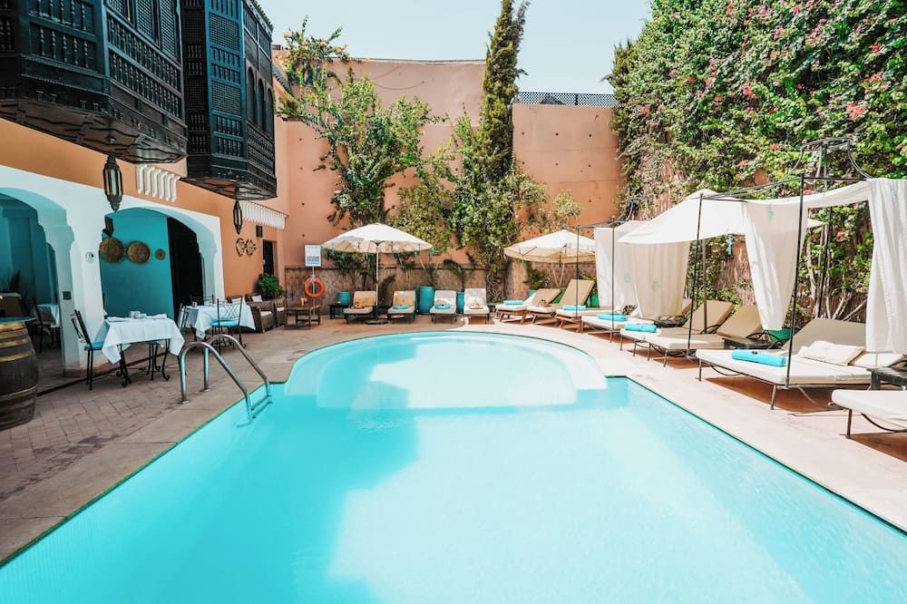 حوض السباحة