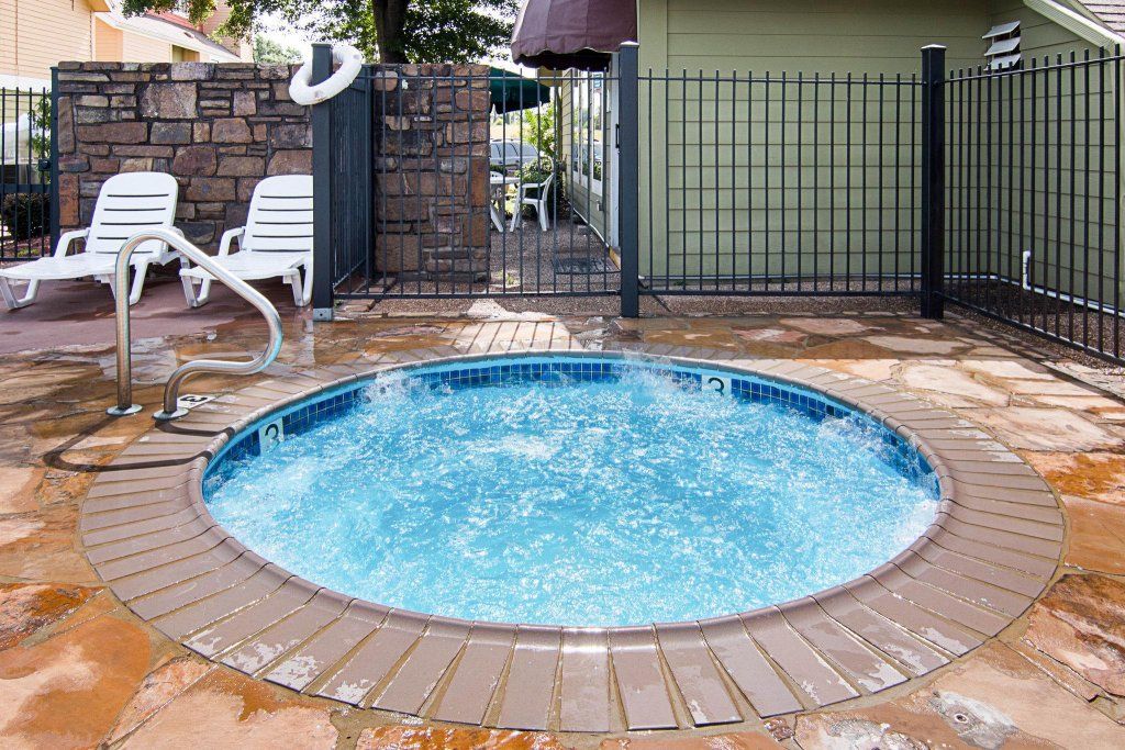 حوض السباحة