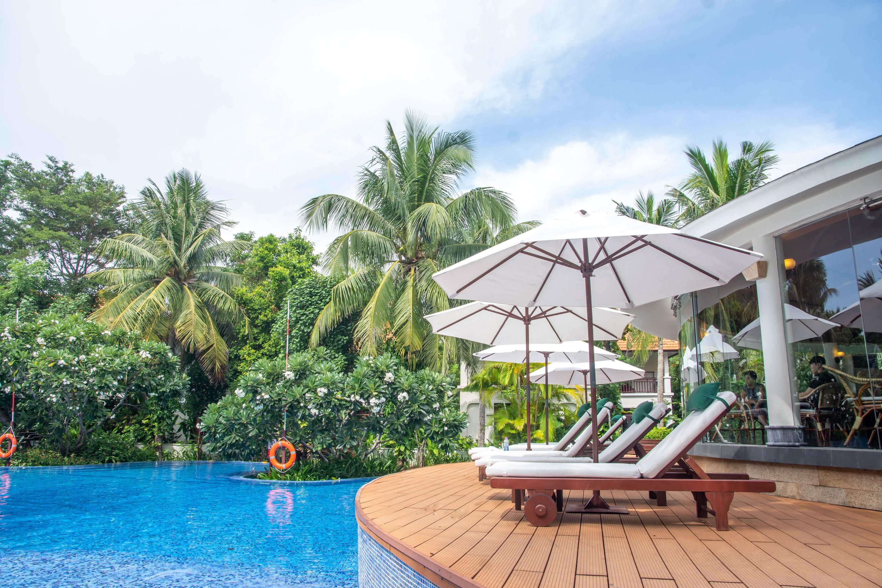 حوض السباحة