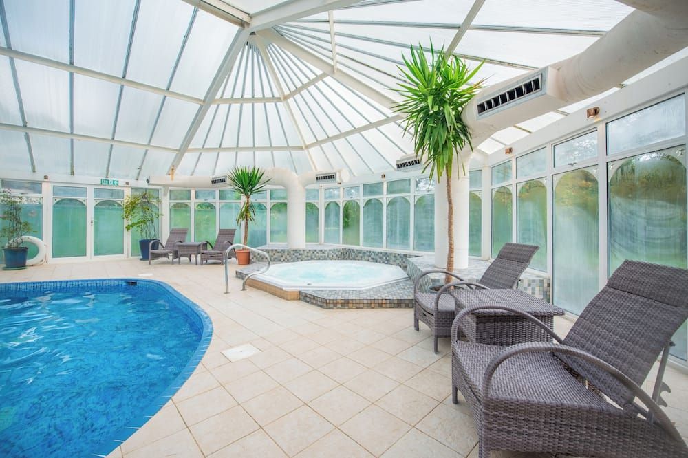 حوض السباحة