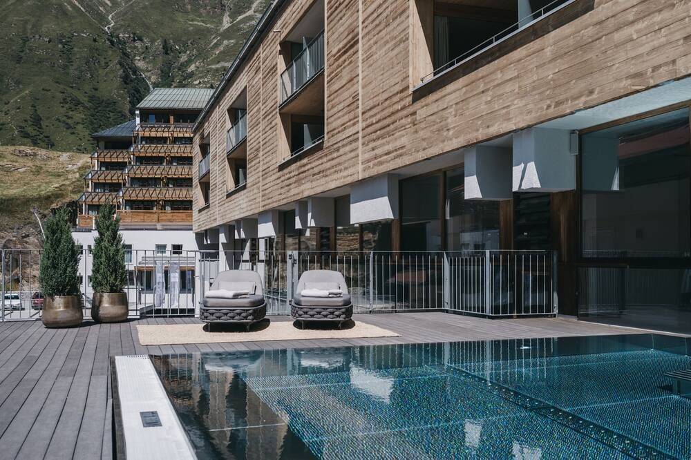 حوض السباحة