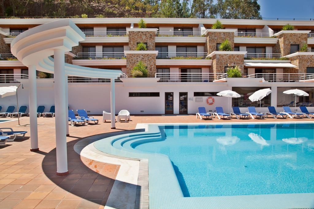 حوض السباحة