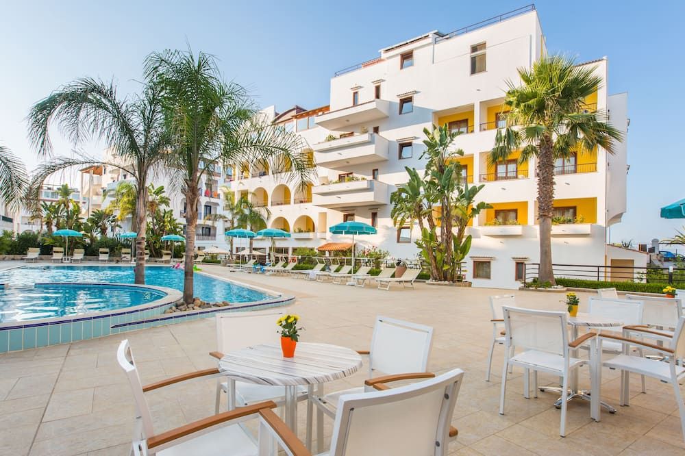 حوض السباحة