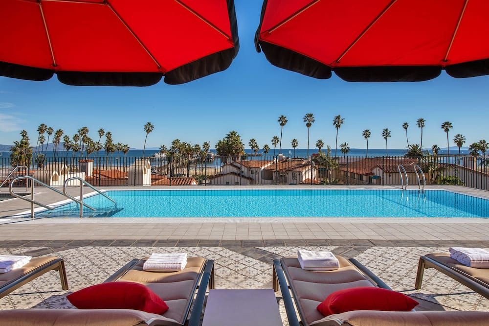 حوض السباحة