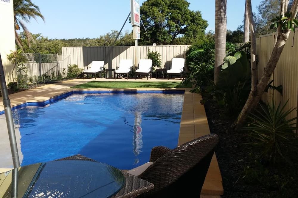 حوض السباحة