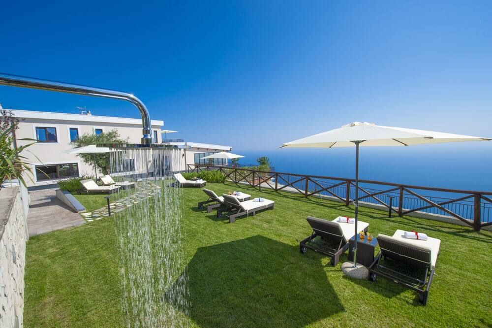 شرفة مرصوفة