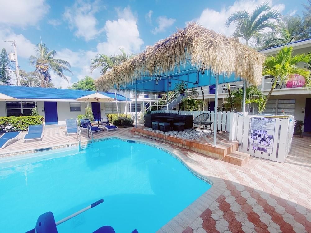 حوض السباحة