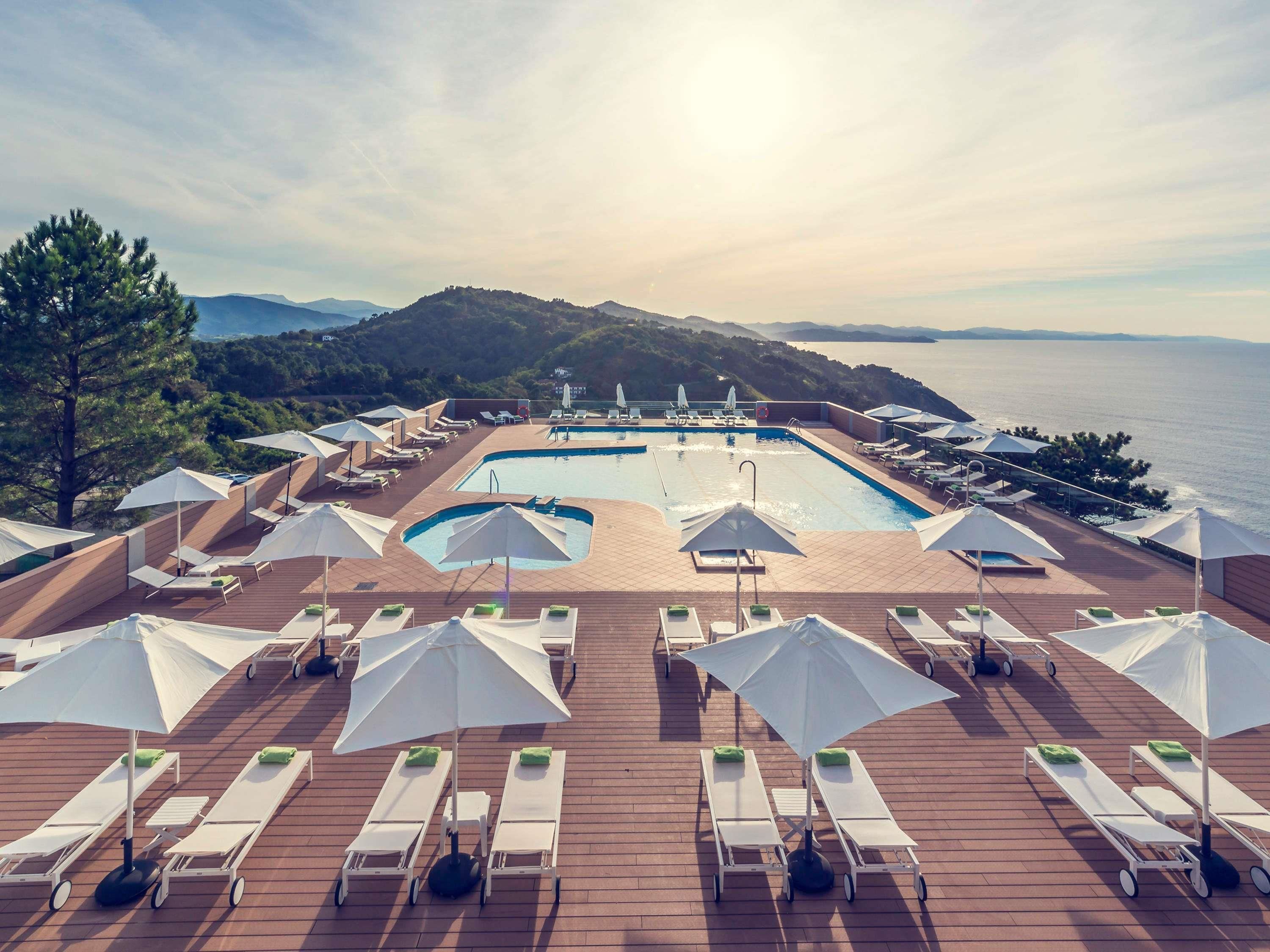 حوض السباحة