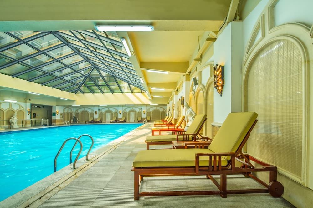 حوض السباحة