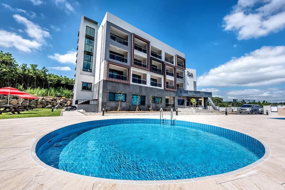 حوض السباحة