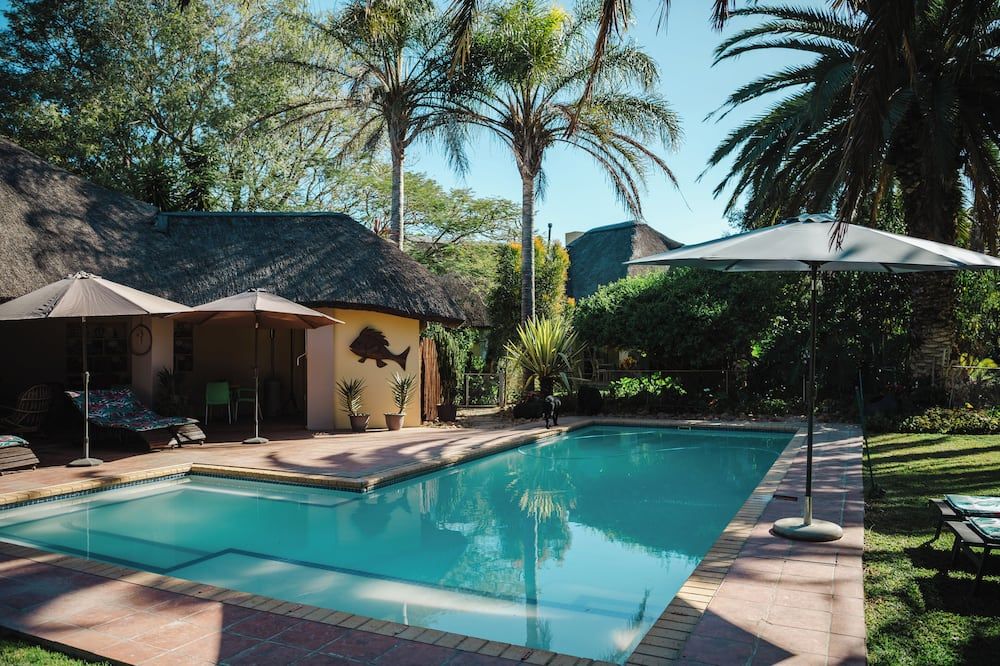 حوض السباحة