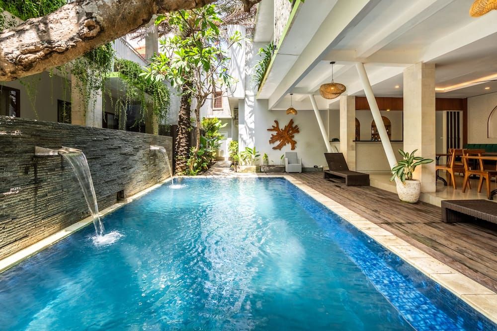 حوض السباحة