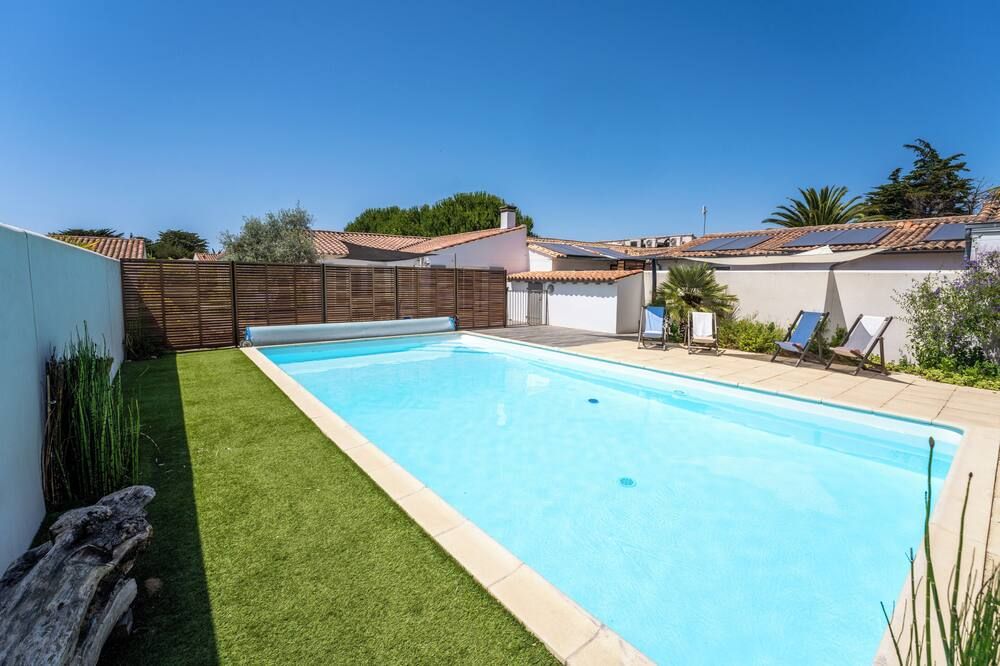 حوض السباحة