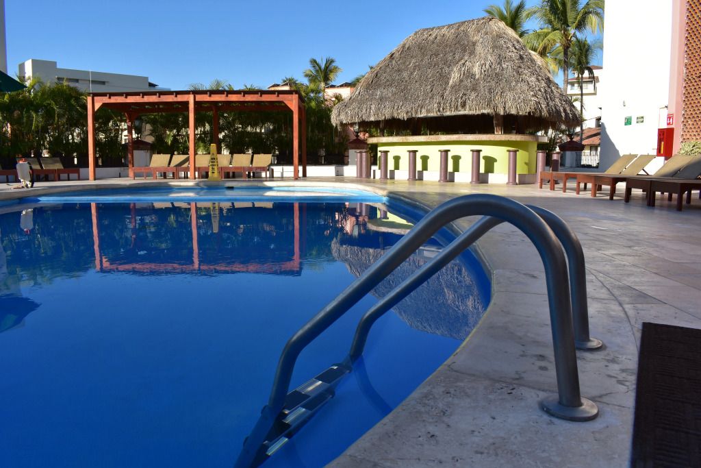 حوض السباحة