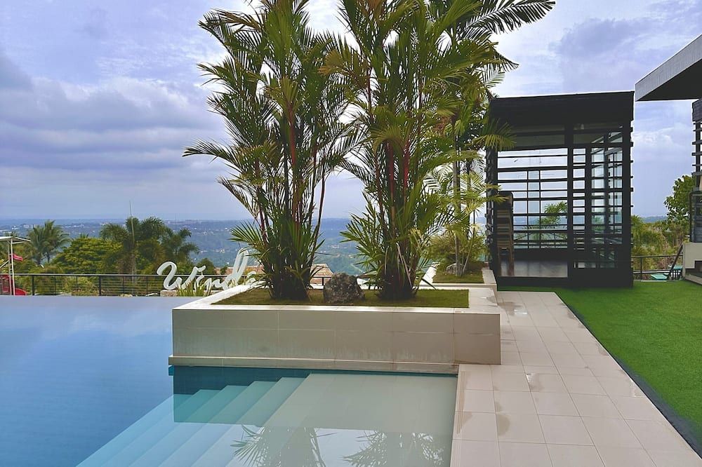 حوض السباحة