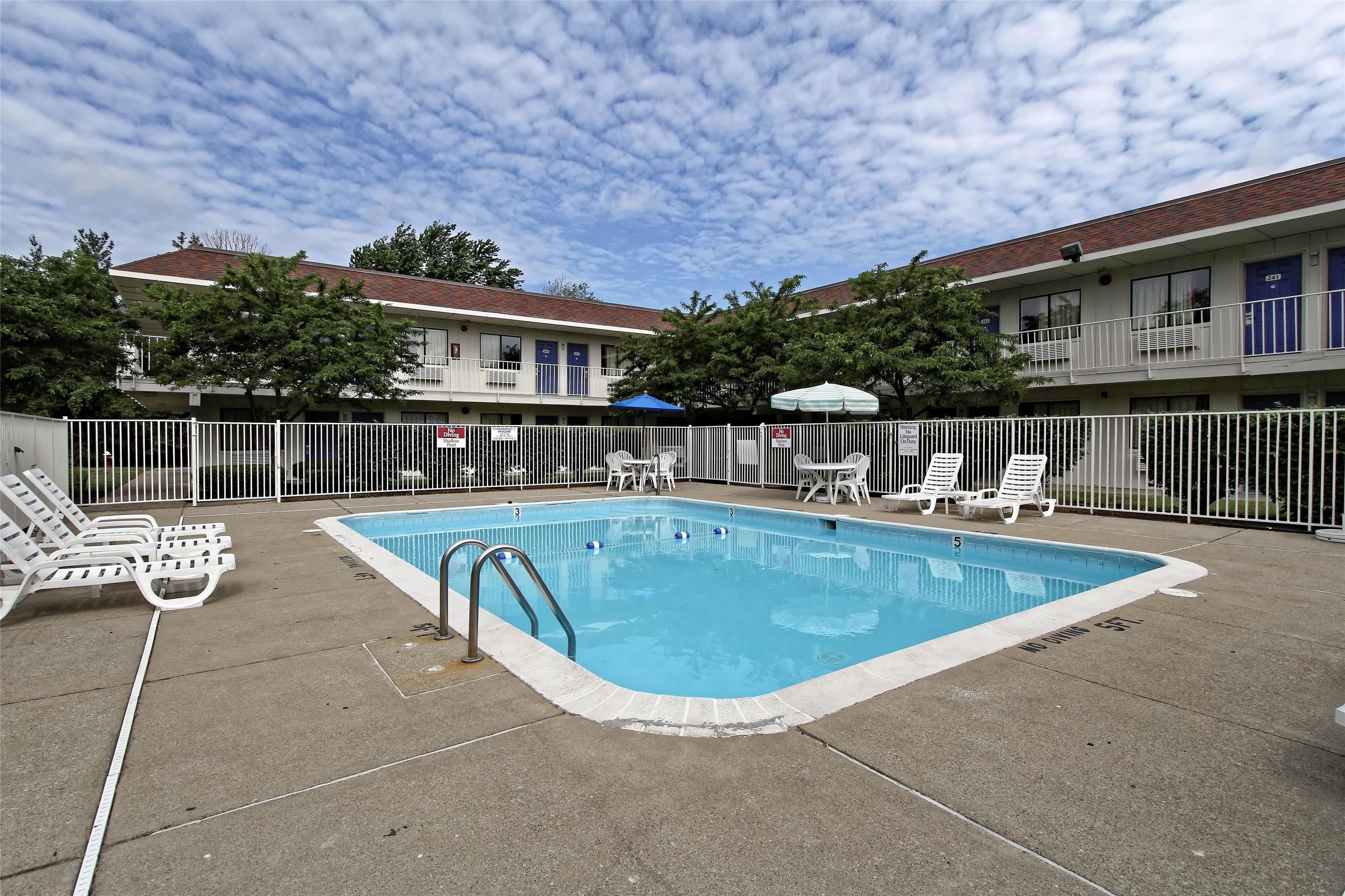 حوض السباحة