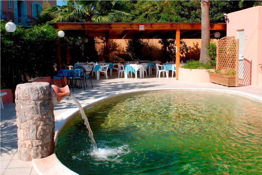 حوض السباحة