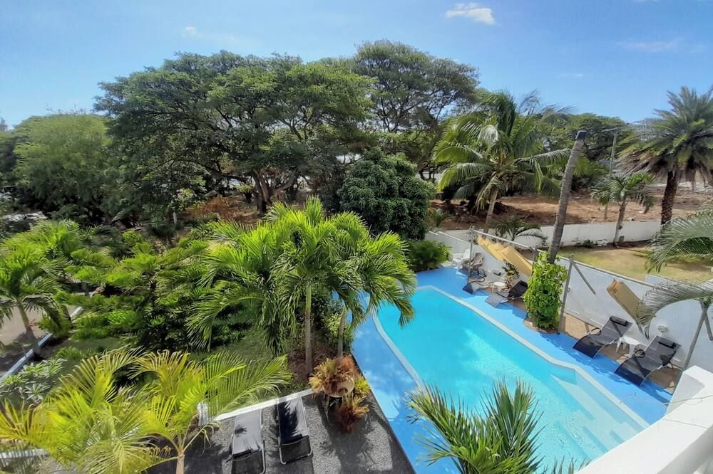 حوض السباحة