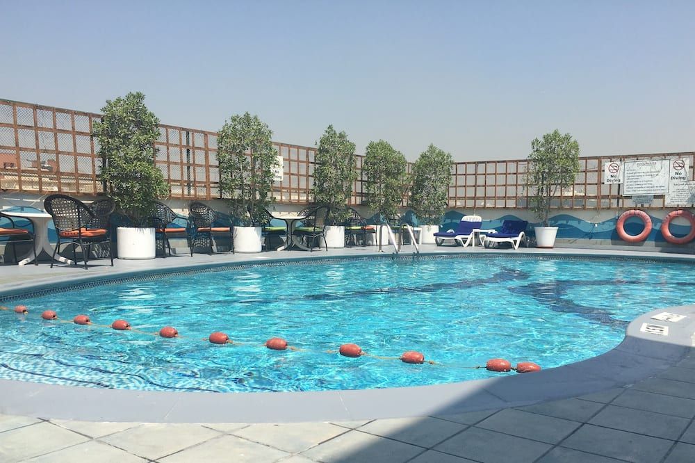 حوض السباحة