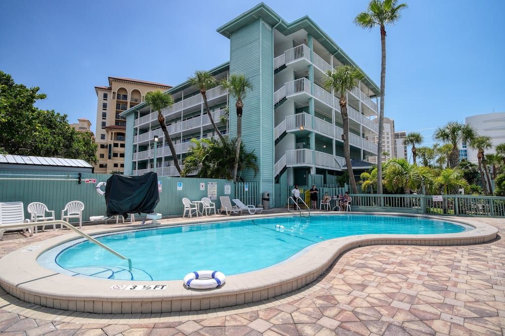 حوض السباحة