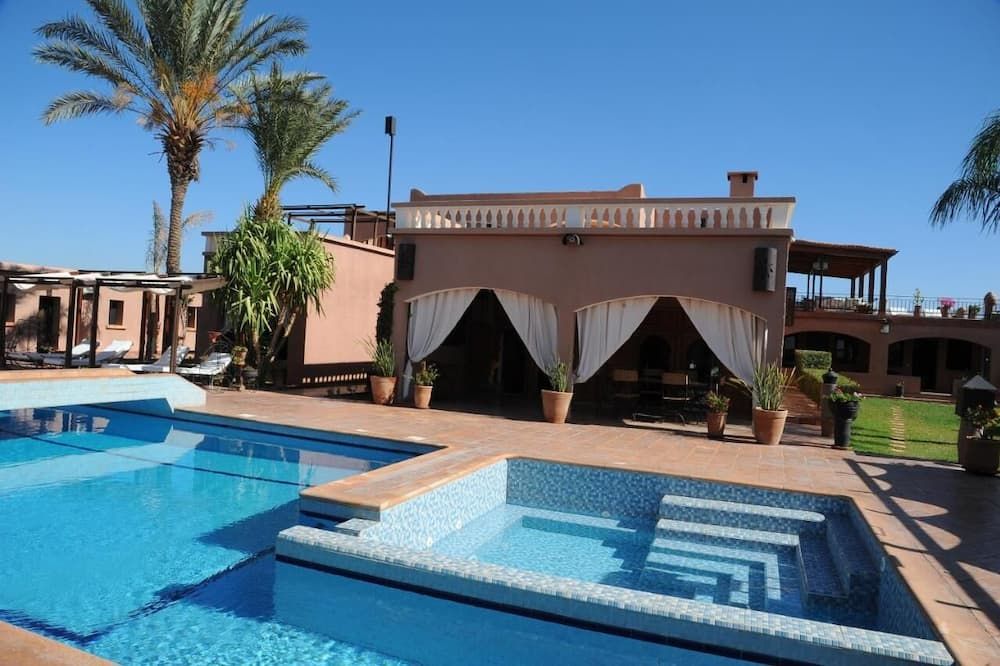 حوض السباحة