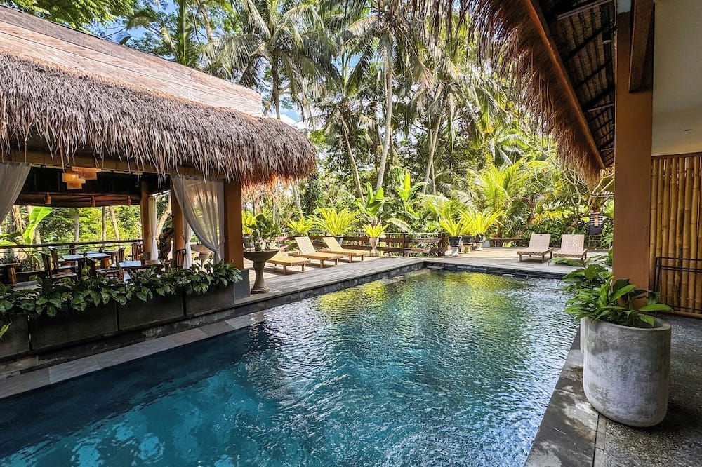 حوض السباحة