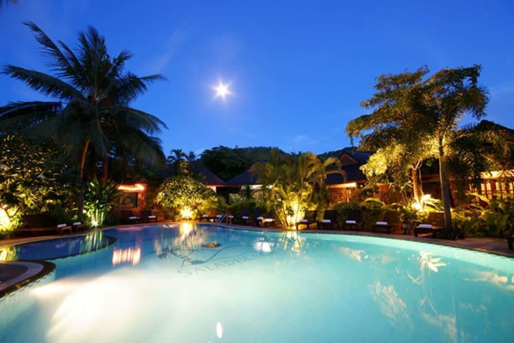 حوض السباحة