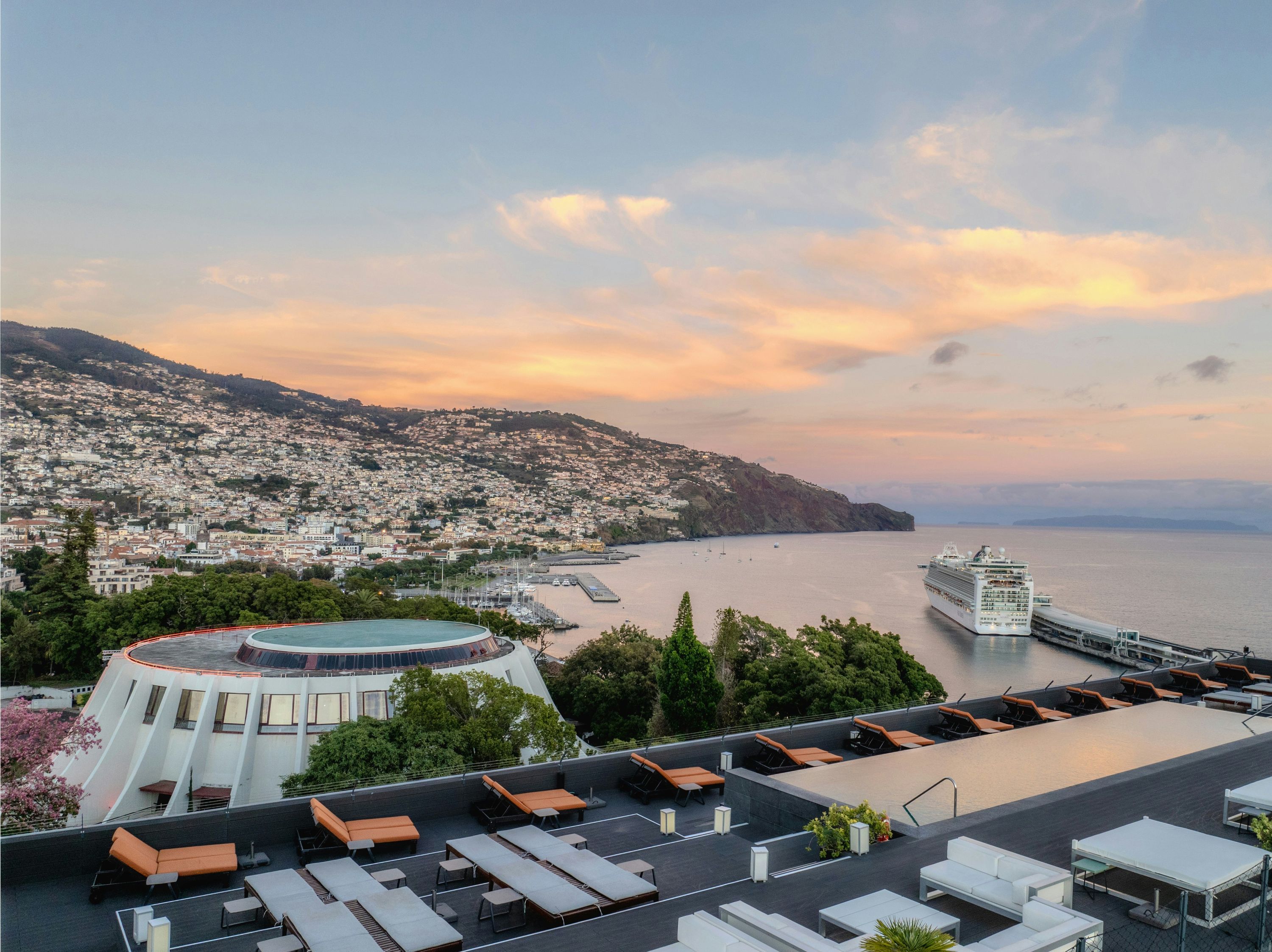 حوض السباحة