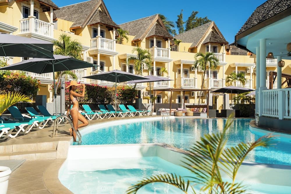 حوض السباحة