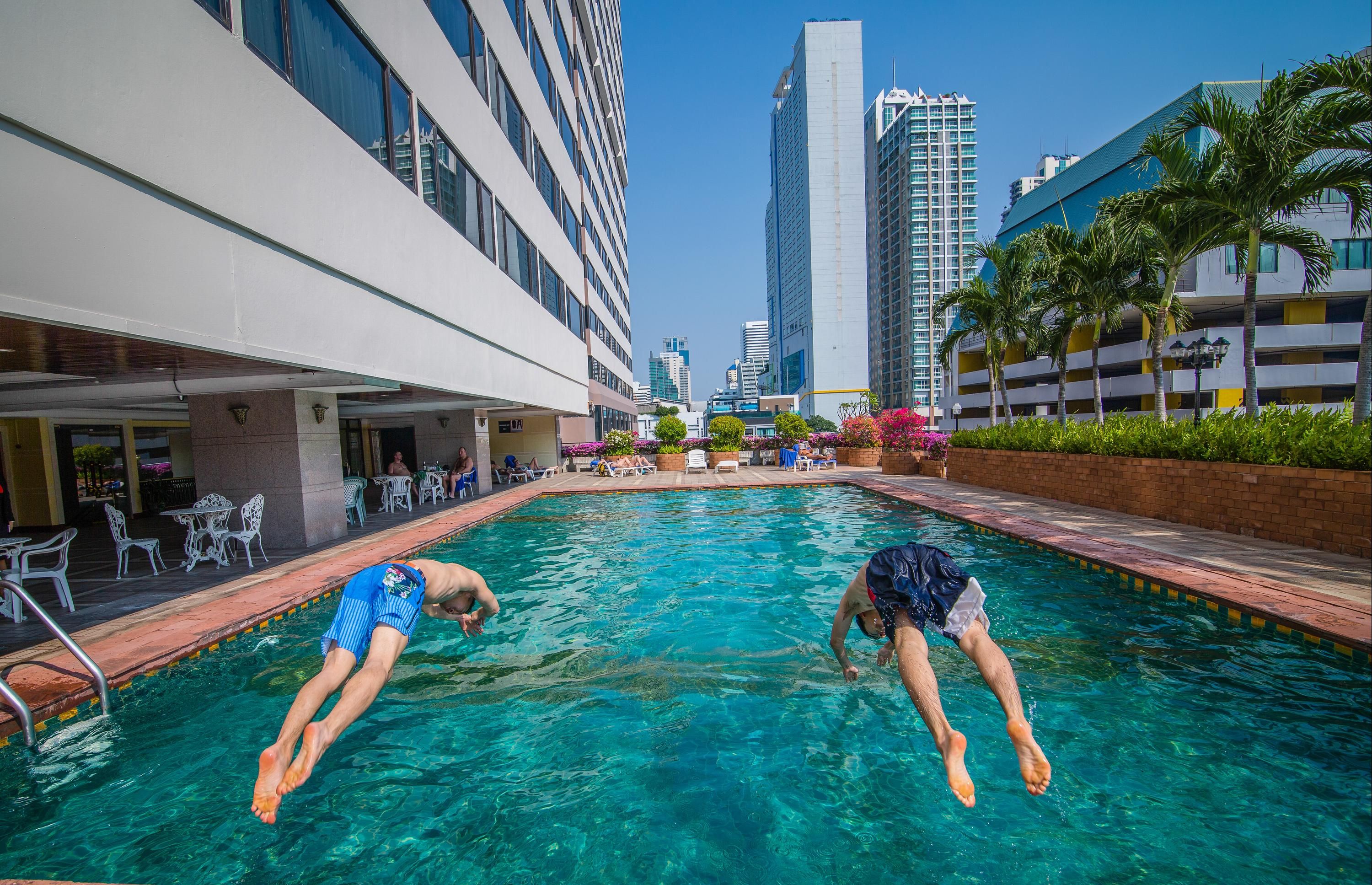 حوض السباحة