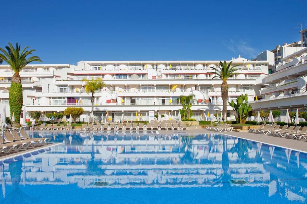 حوض السباحة