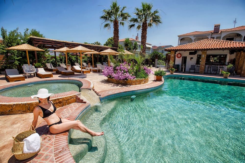 حوض السباحة