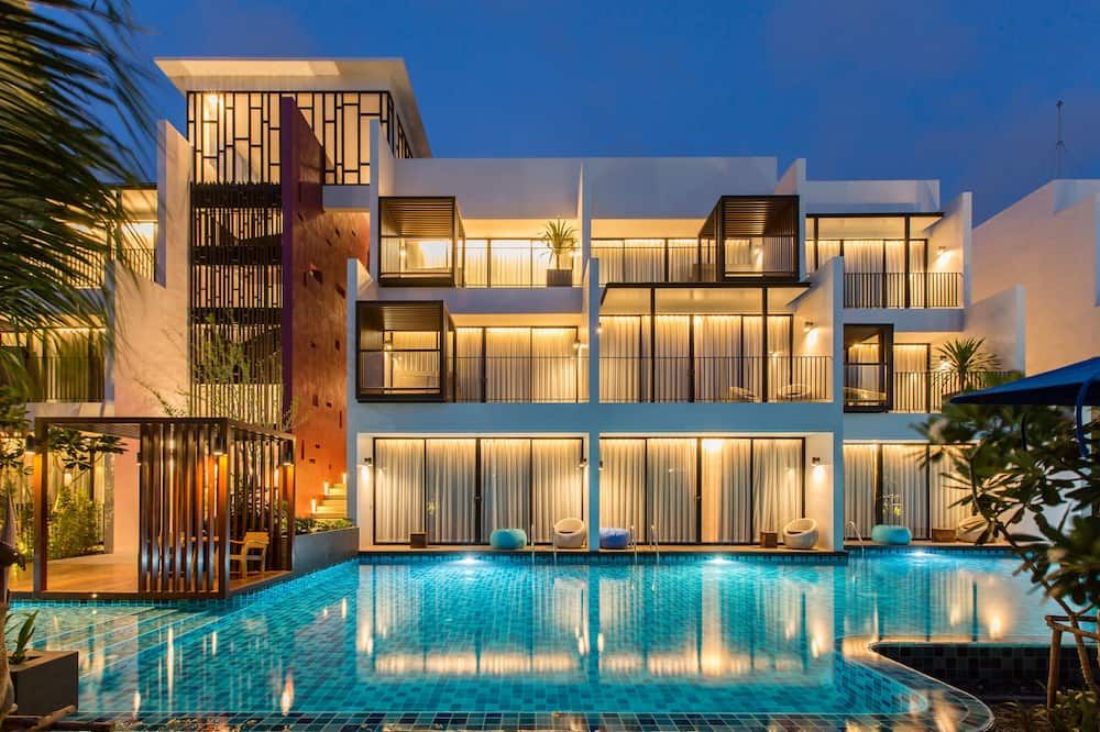 حوض السباحة