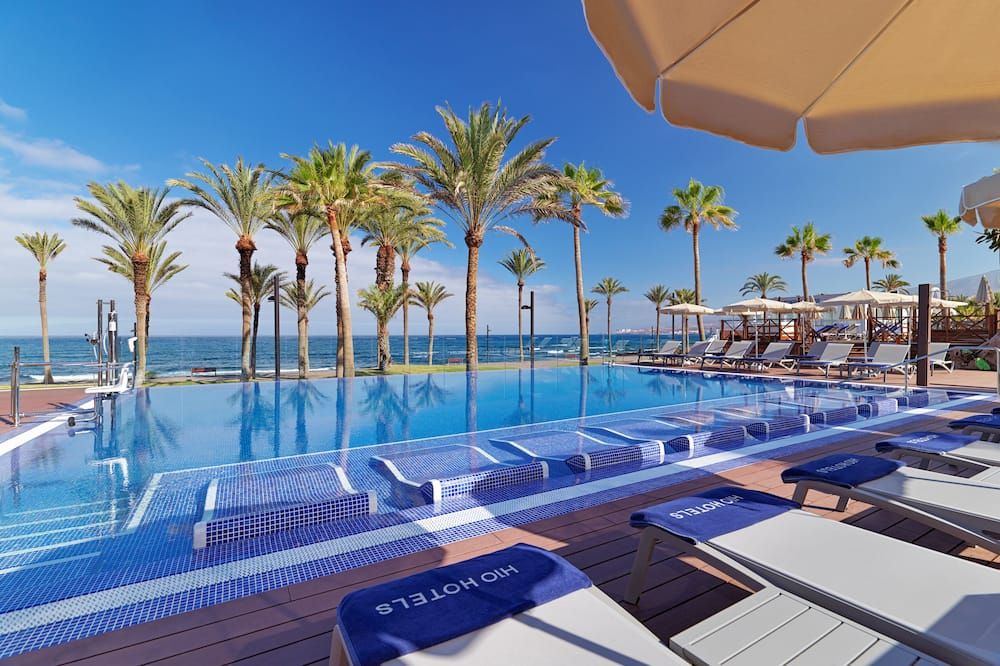 حوض السباحة