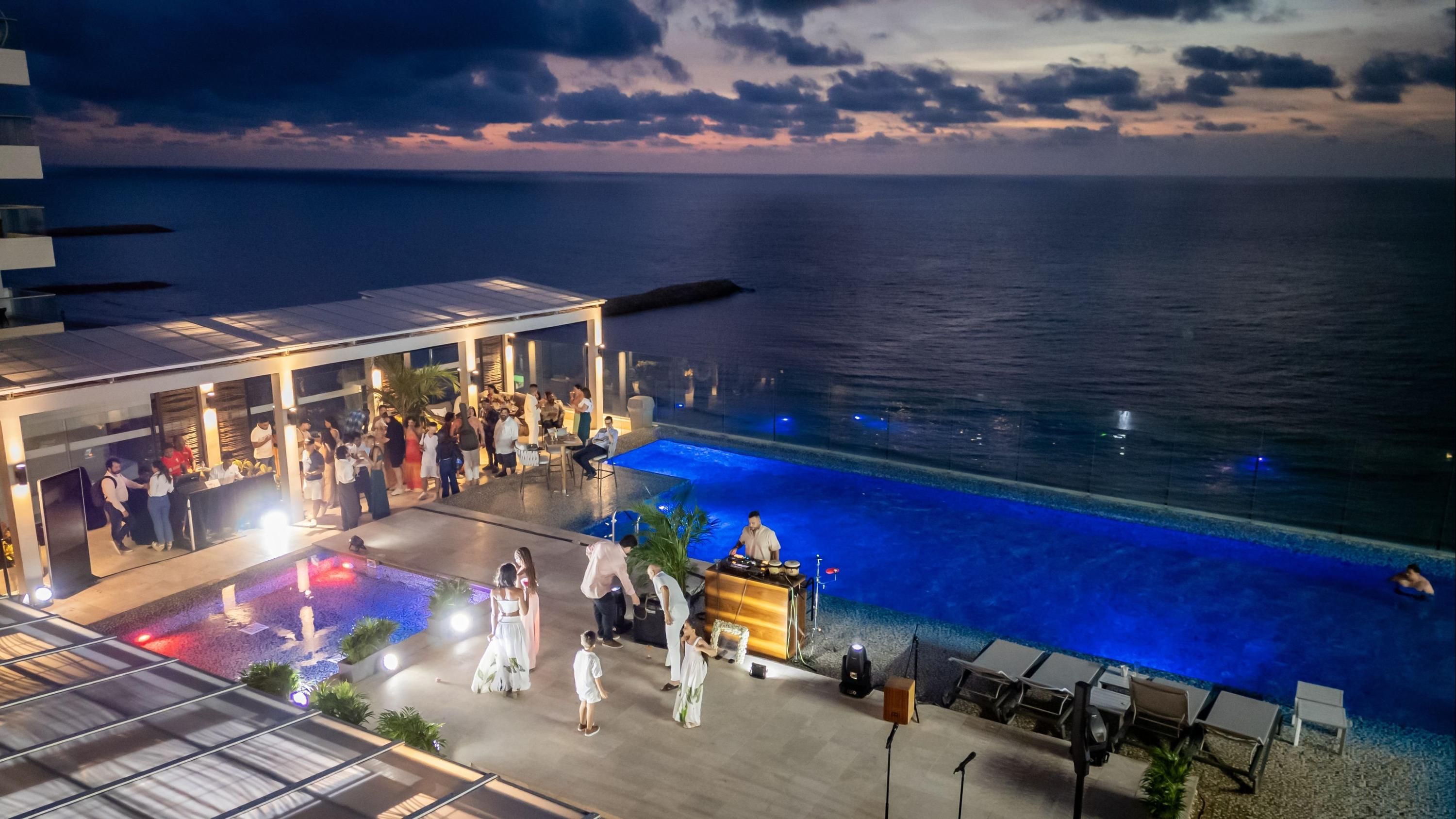 حوض السباحة