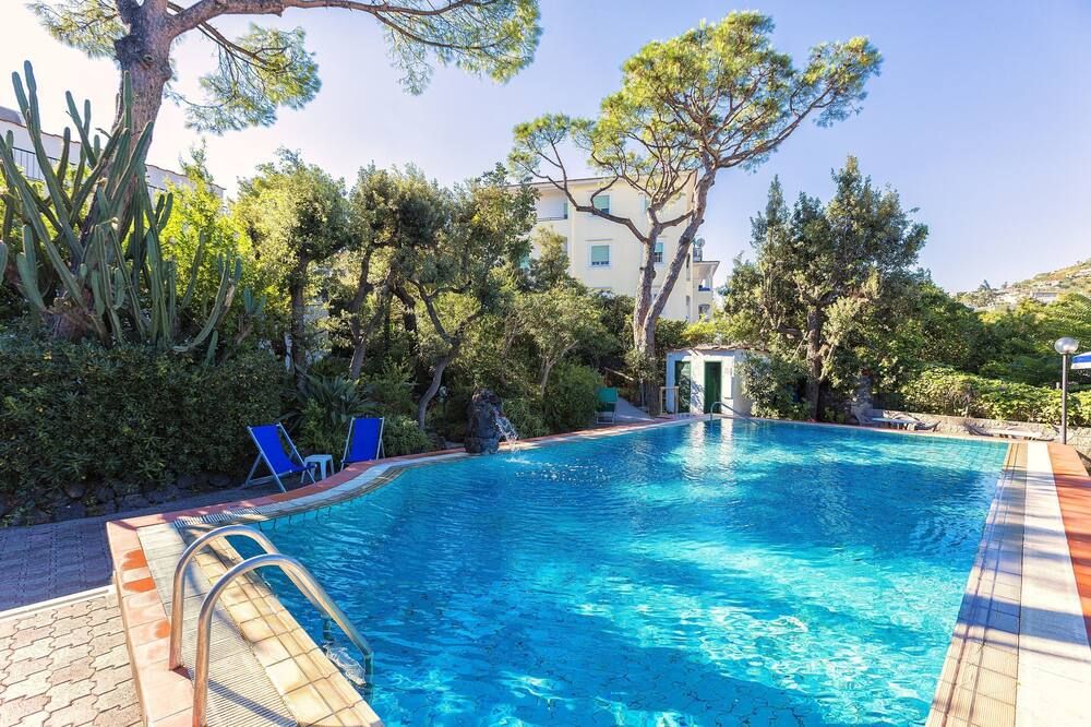 حوض السباحة