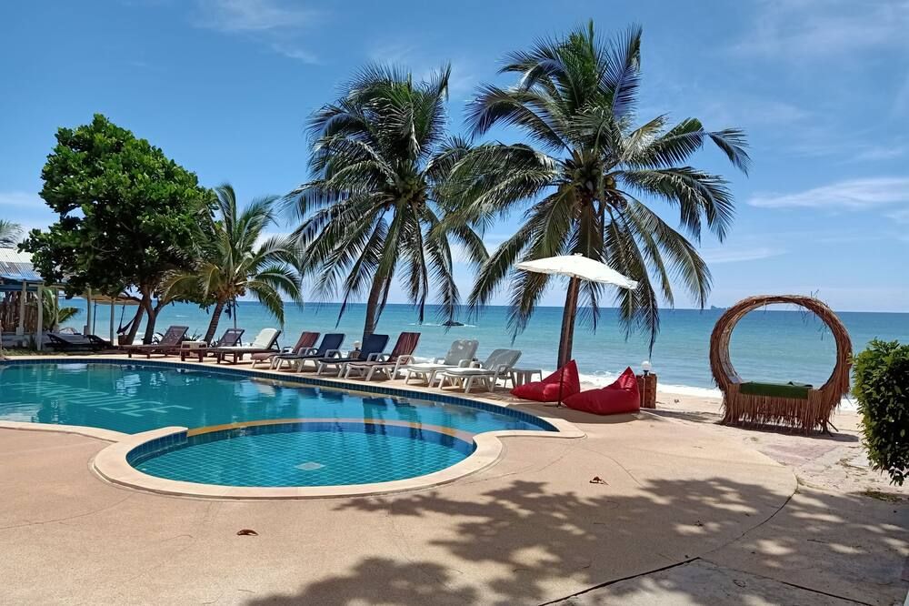 حوض السباحة