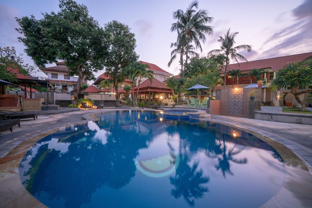 حوض السباحة