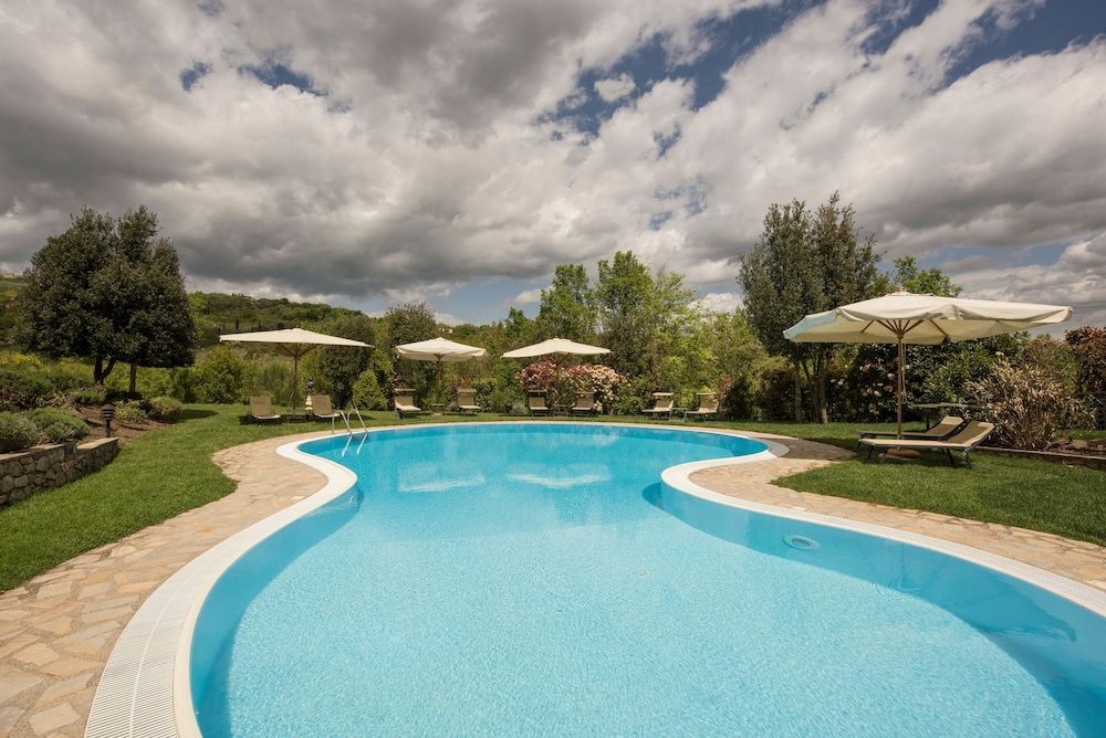 حوض السباحة