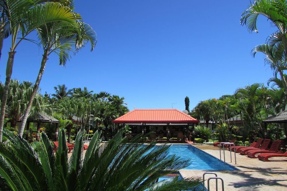 حوض السباحة