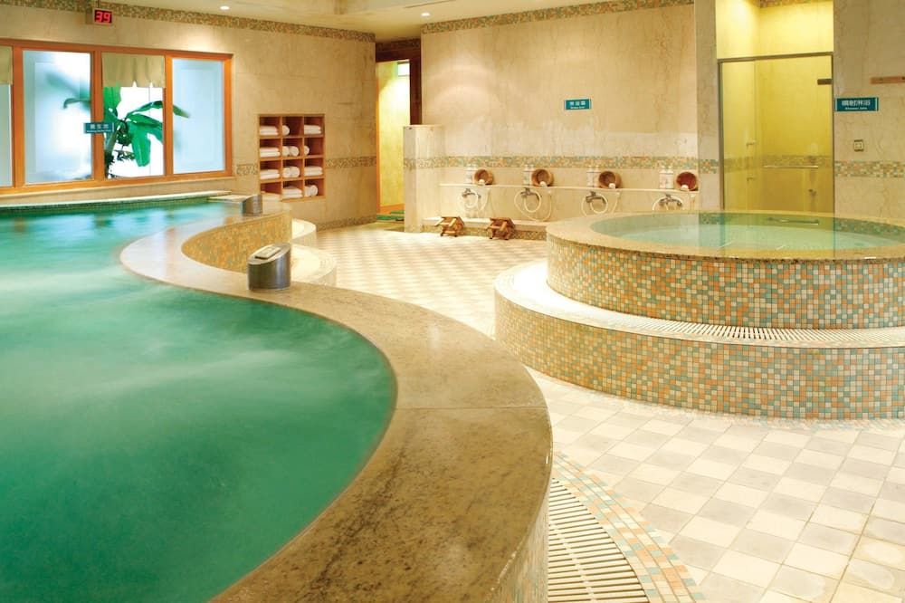 حوض السباحة