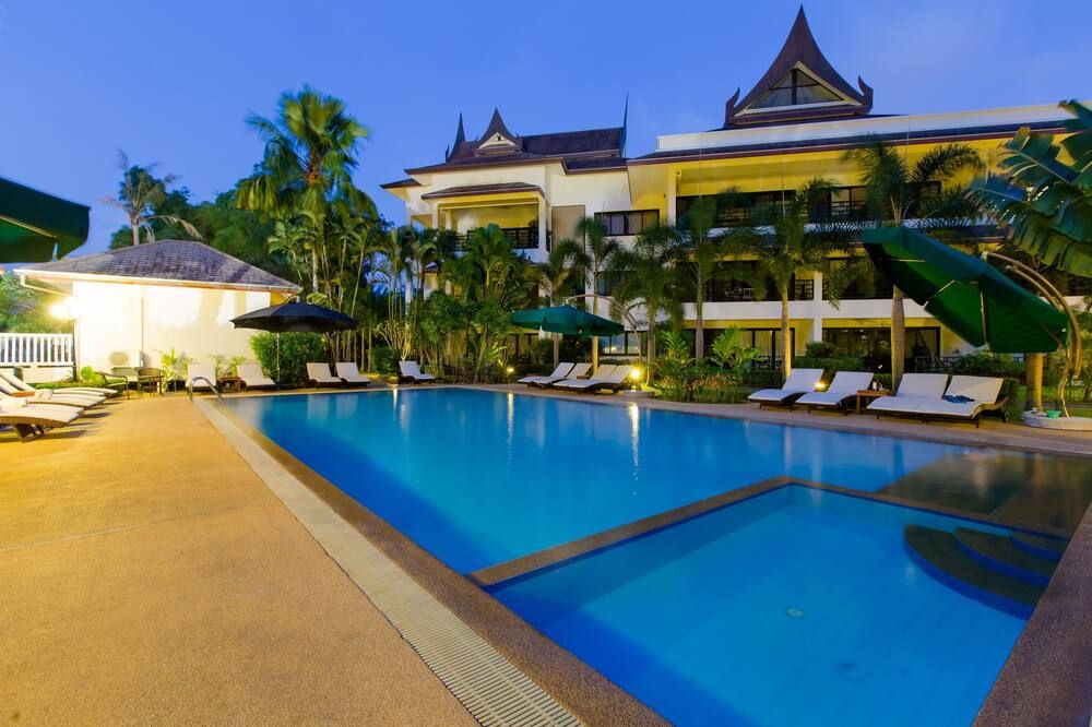 حوض السباحة