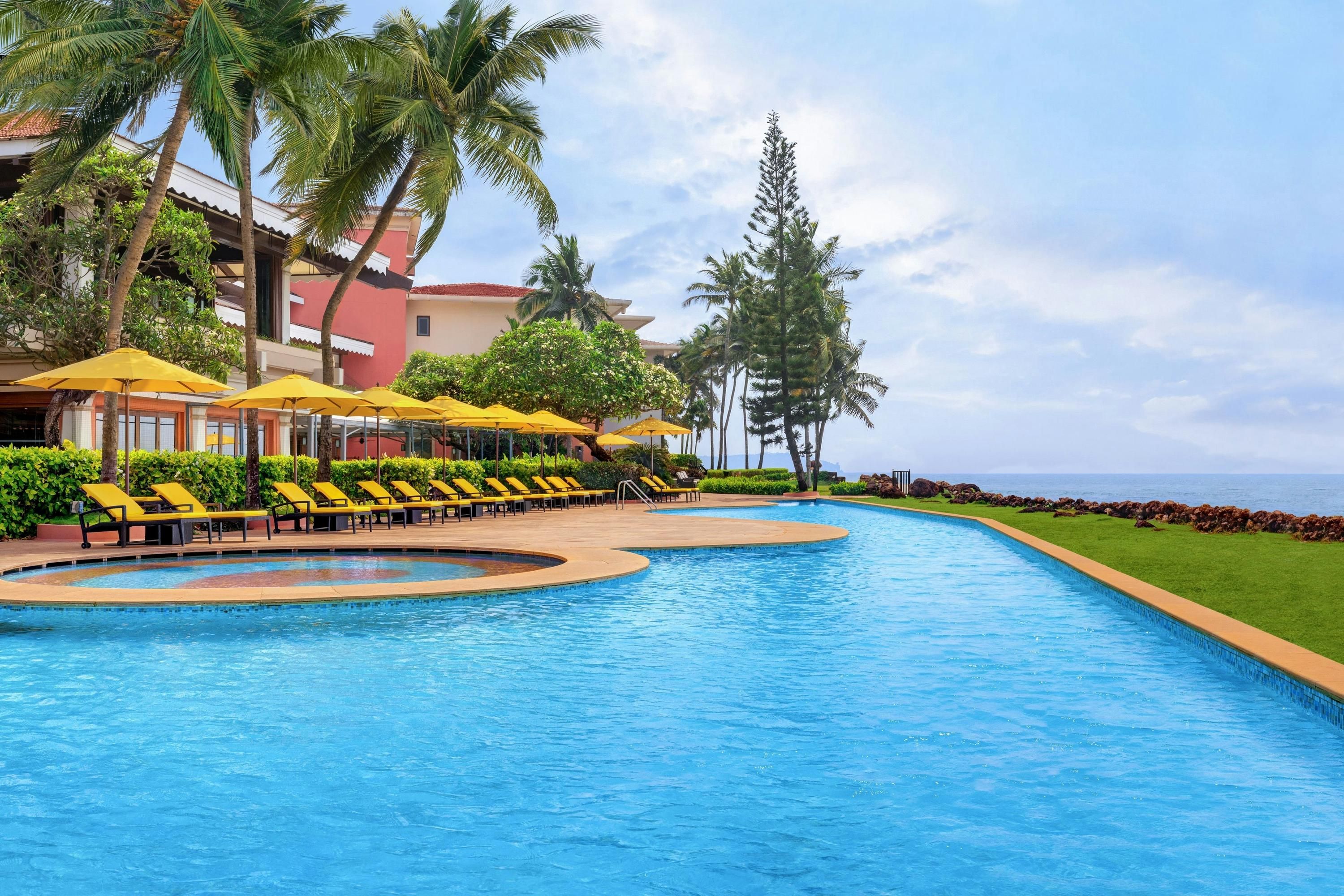 حوض السباحة