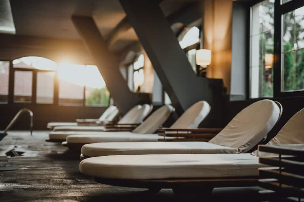 حوض السباحة