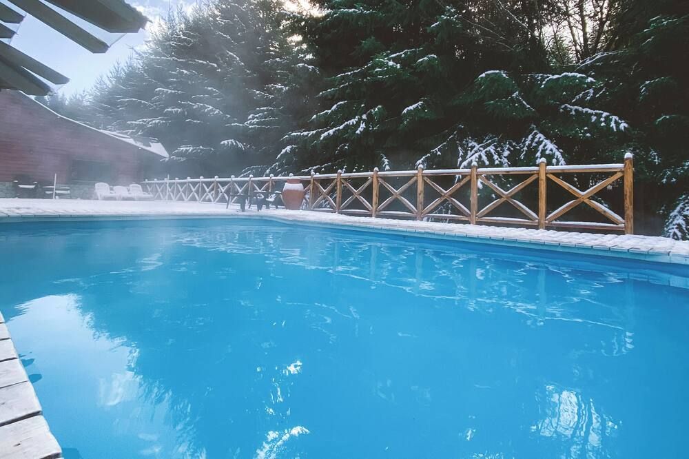 حوض السباحة