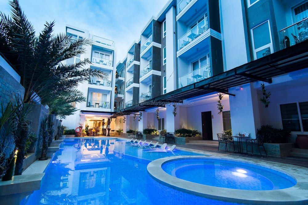 حوض السباحة