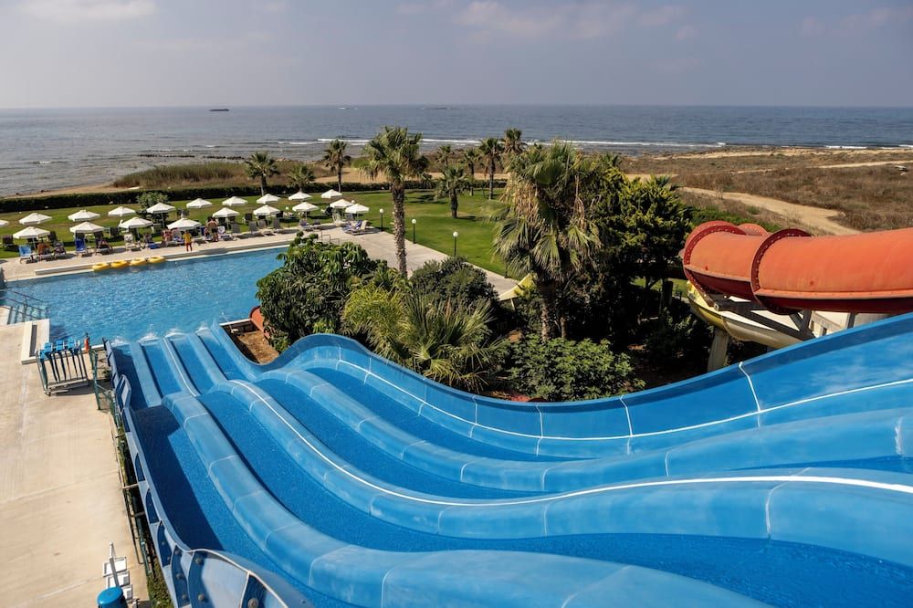 حوض السباحة