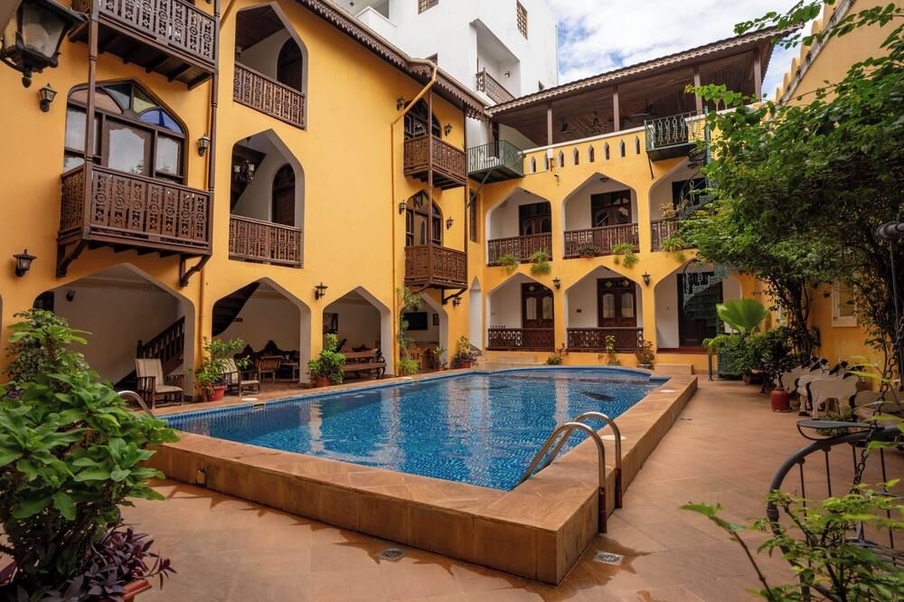 حوض السباحة