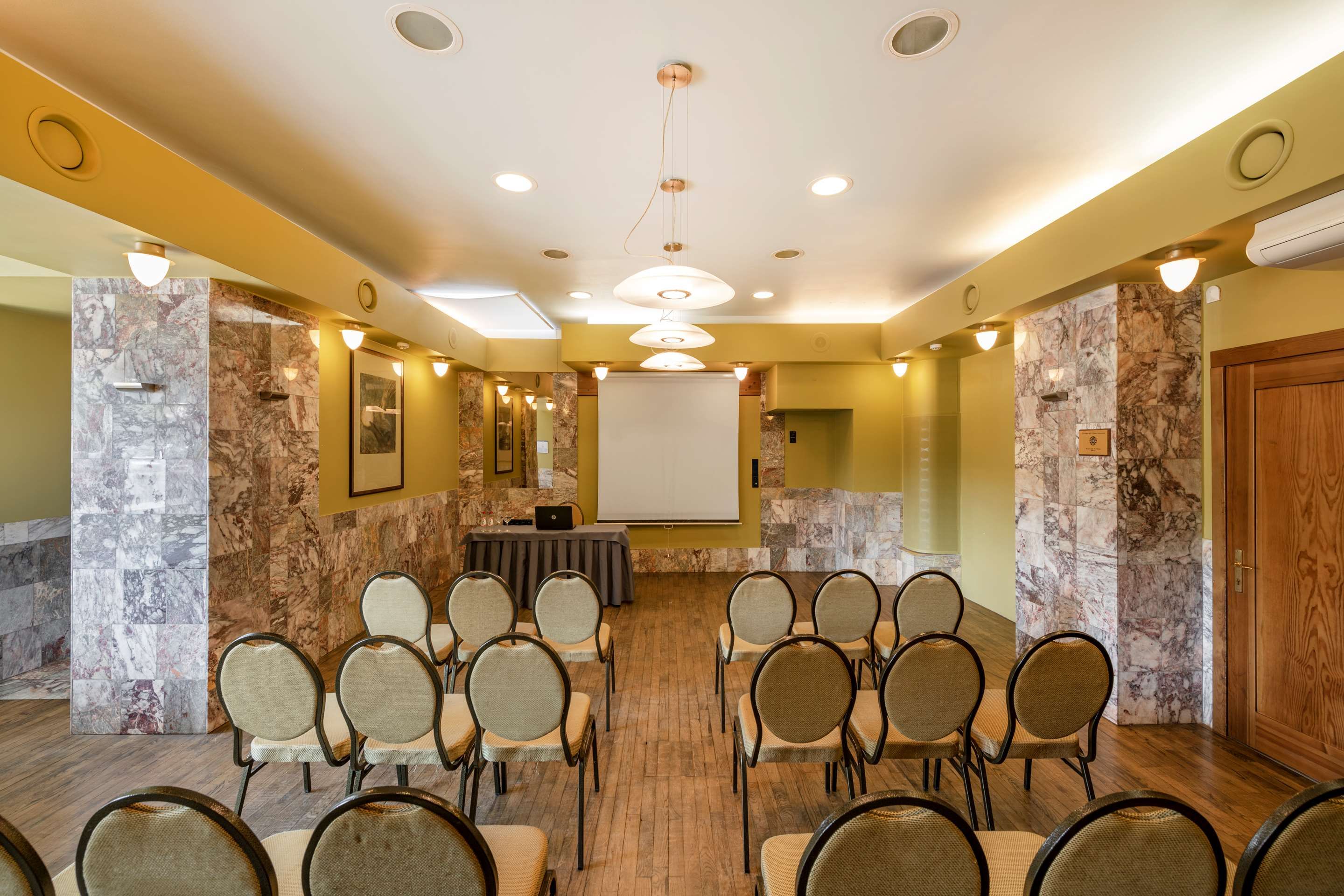 غرفة الاجتماعات