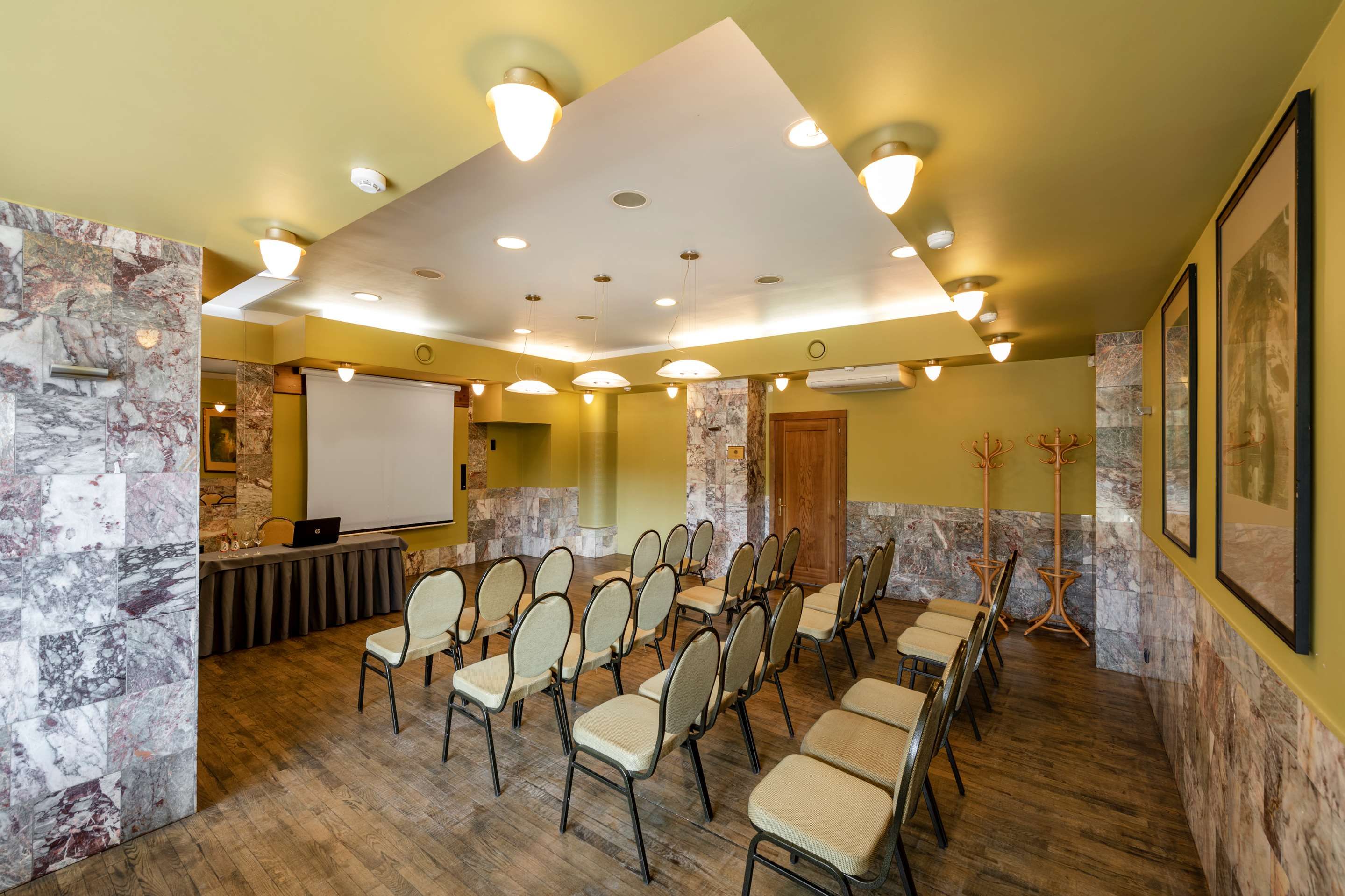 غرفة الاجتماعات